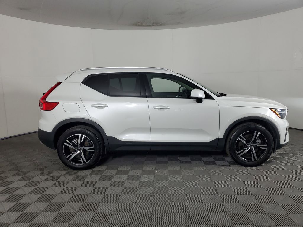 2023 Volvo XC40 Core photo 3