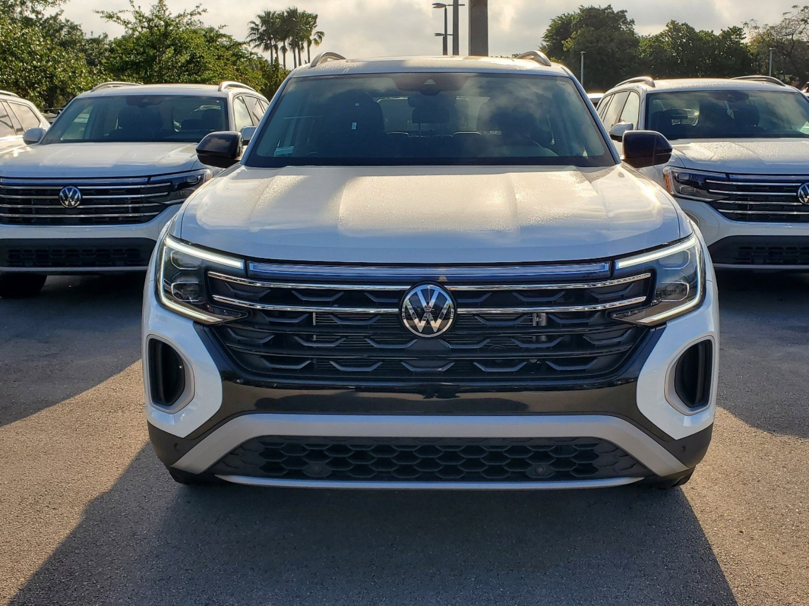 2025 Volkswagen Atlas Peak Edition SE photo 2