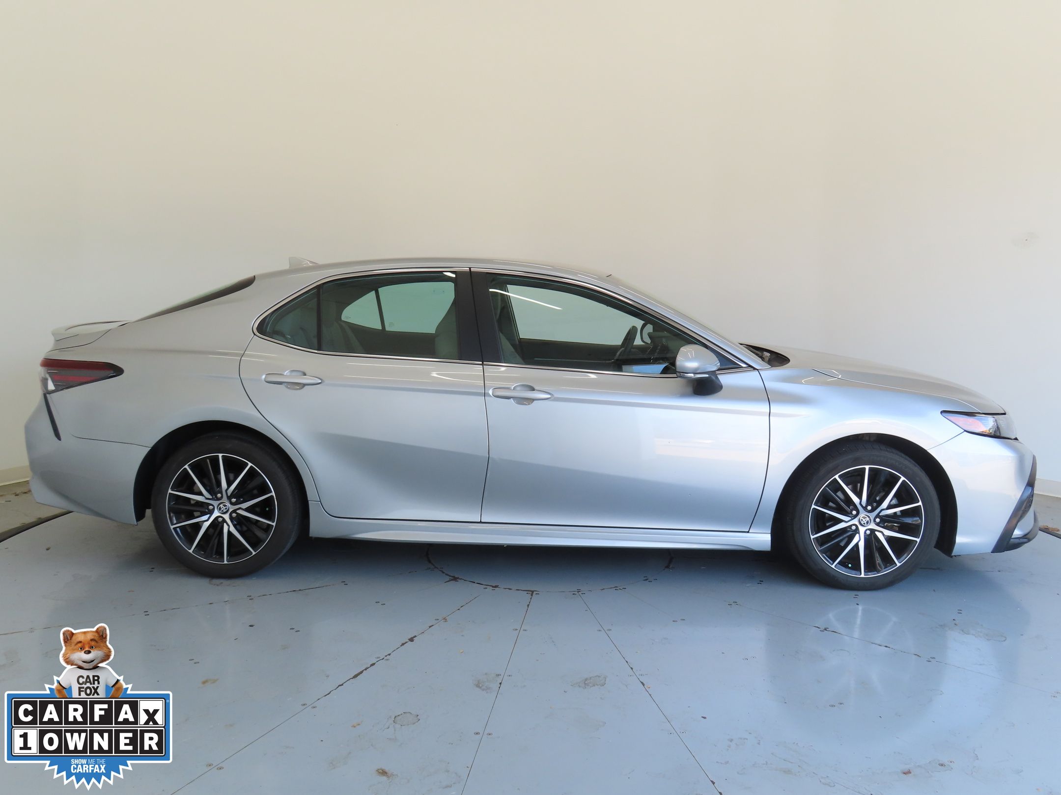2023 Toyota Camry SE photo 2