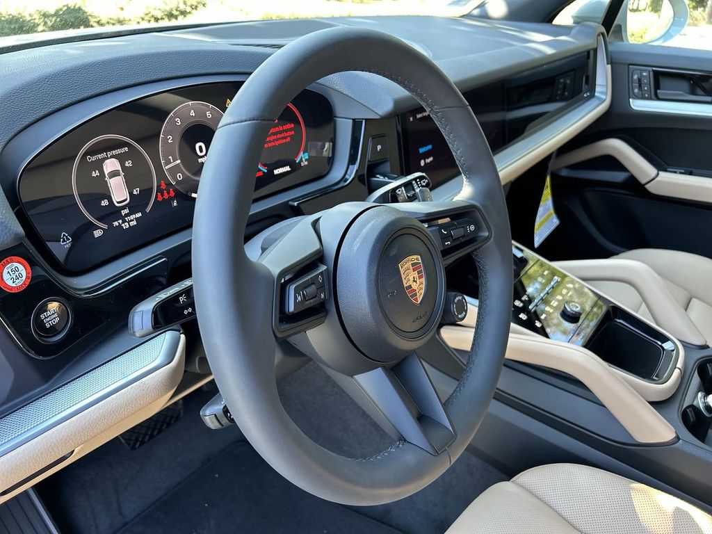 2025 Porsche Cayenne Base photo 18