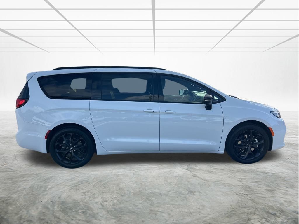 2025 Chrysler Pacifica Limited photo 3