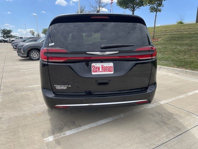 2026 Chrysler Pacifica photo 4