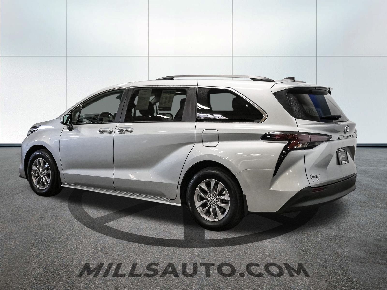 2024 Toyota Sienna XLE photo 3