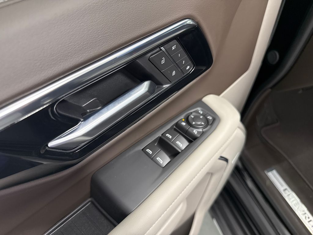 2025 Chevrolet Suburban LT photo 13
