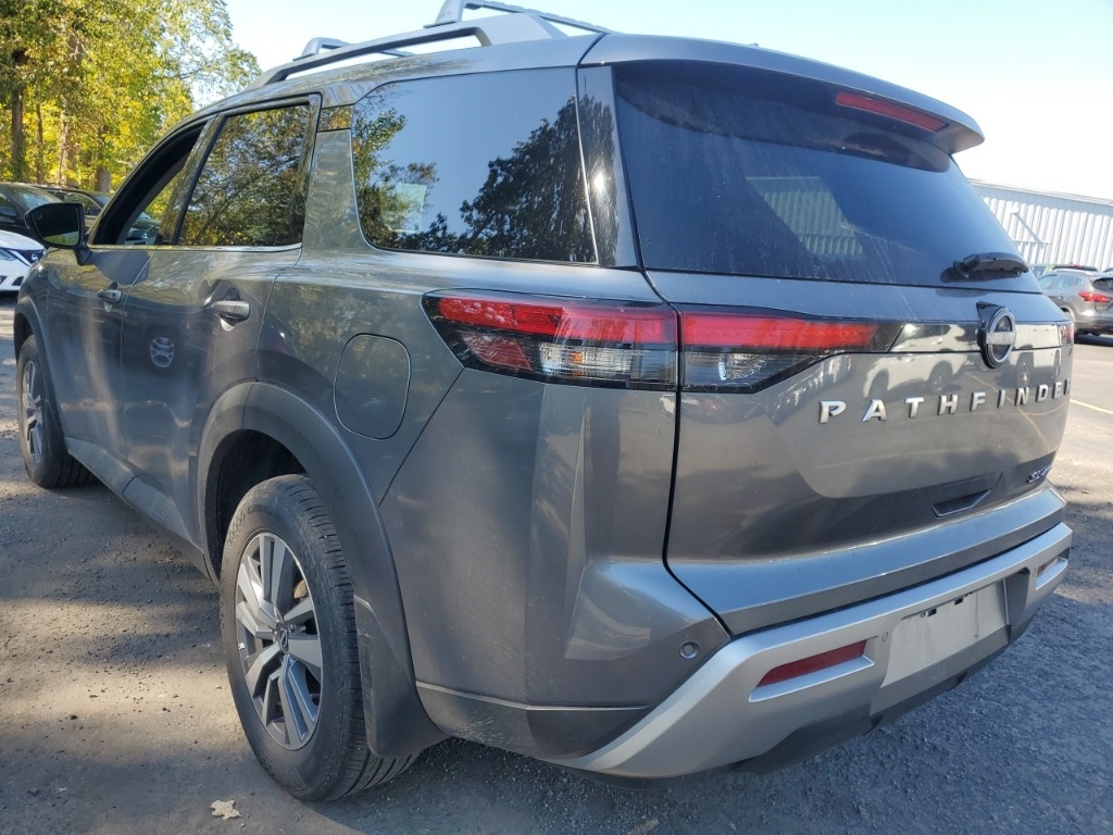 2024 Nissan Pathfinder SL photo 2