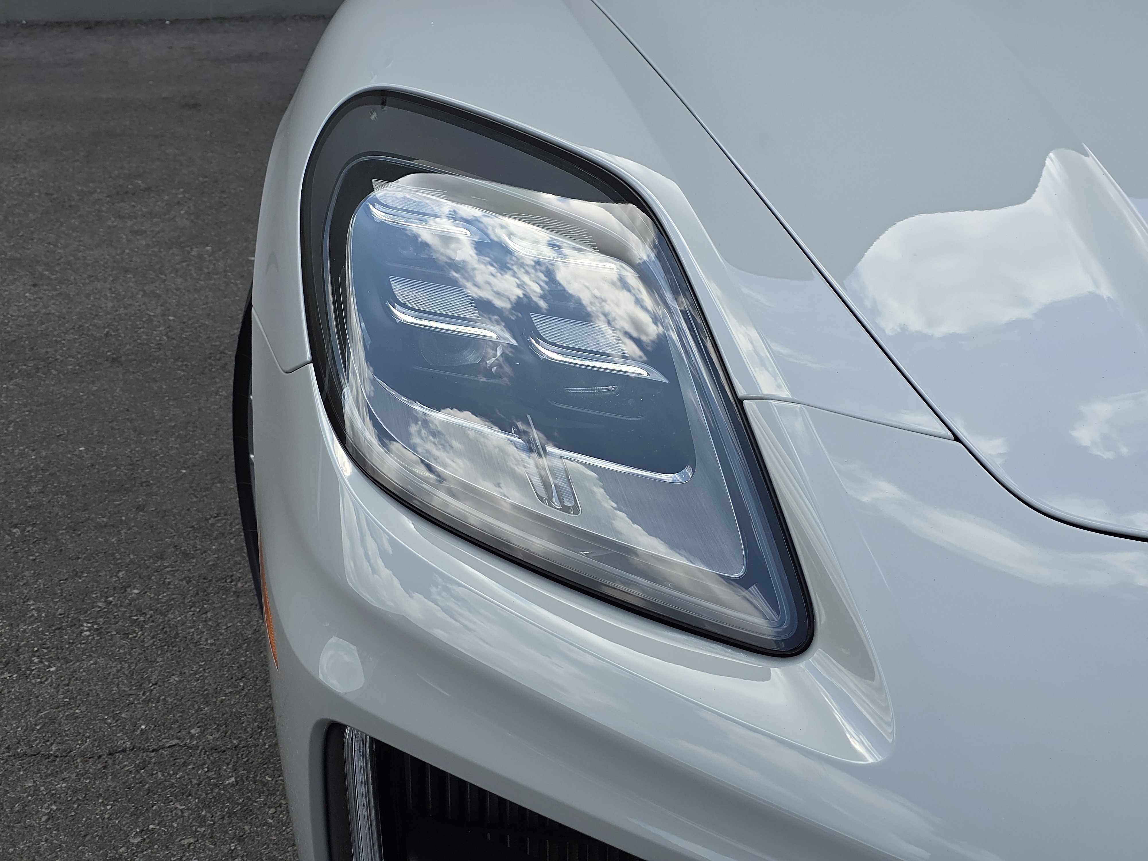 2025 Porsche Panamera 4 photo 2