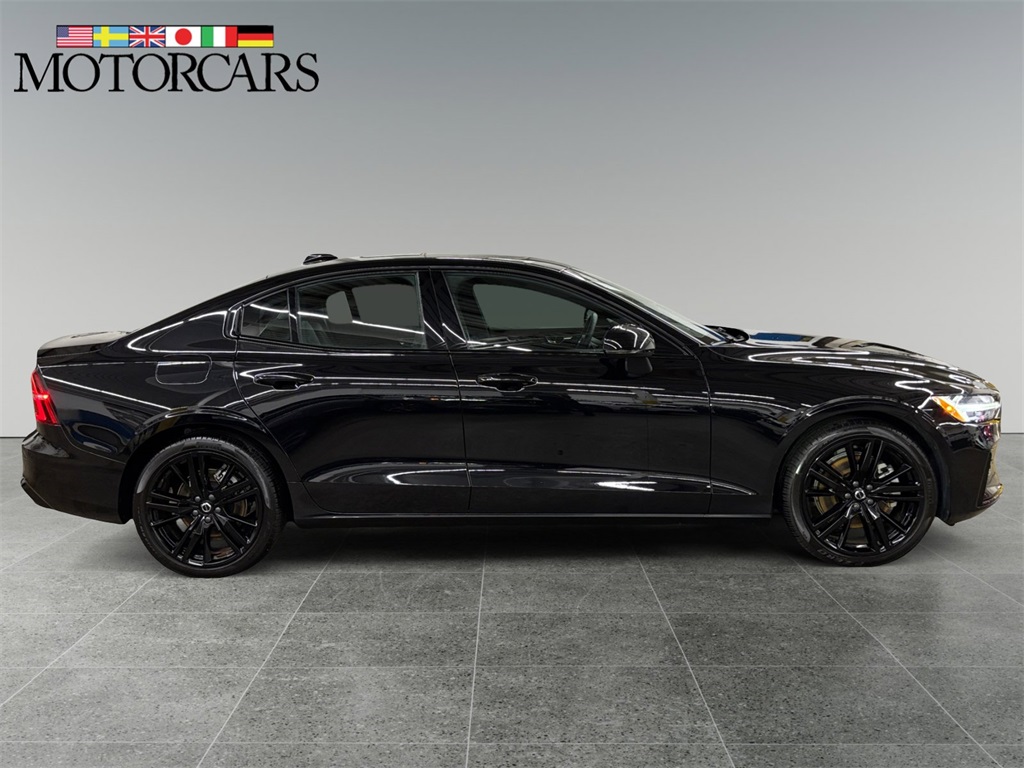 2023 Volvo S60 B5 Plus Black Edition photo 2
