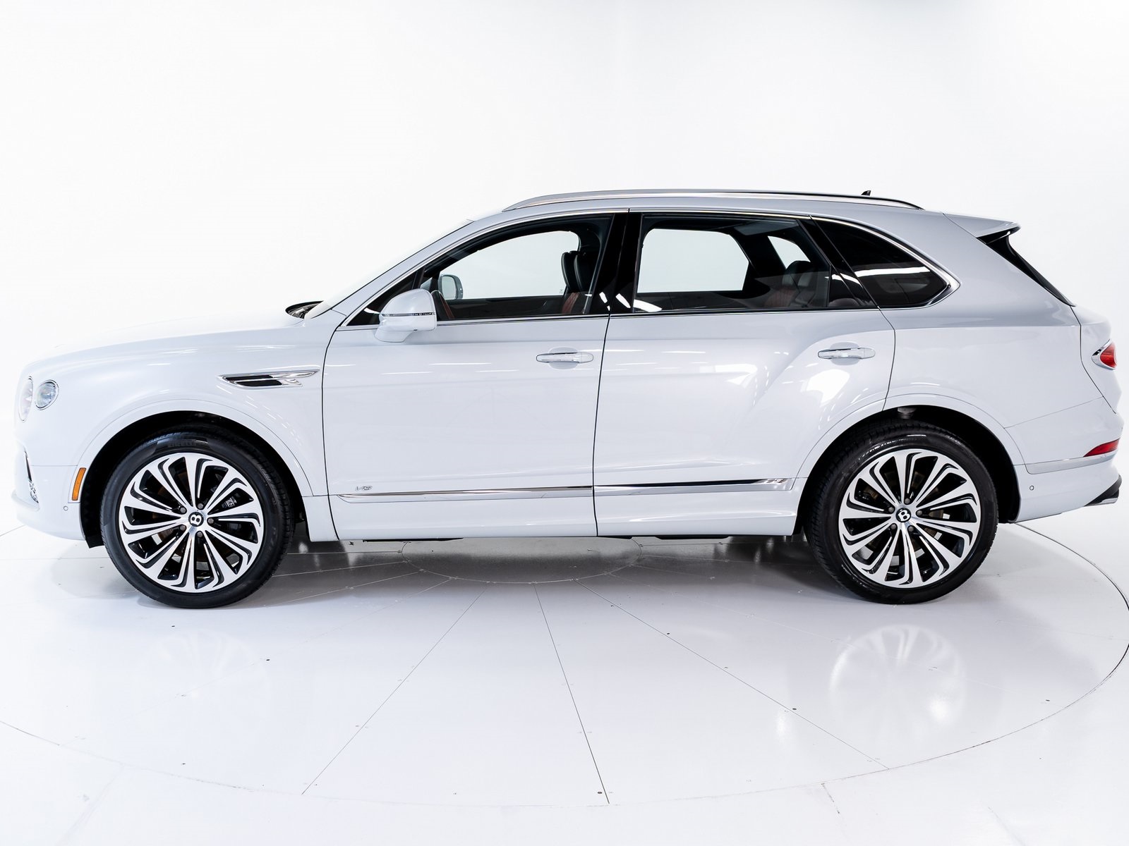 2022 Bentley Bentayga V8 photo 2