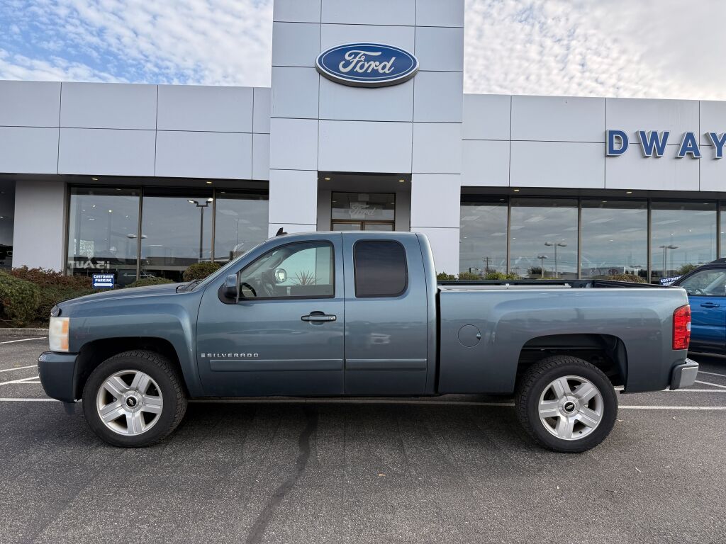 2008 Chevrolet Silverado 1500 LT photo 2