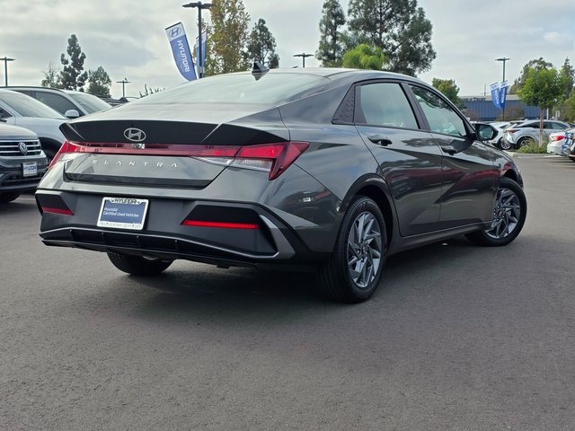 2024 Hyundai Elantra SEL photo 4