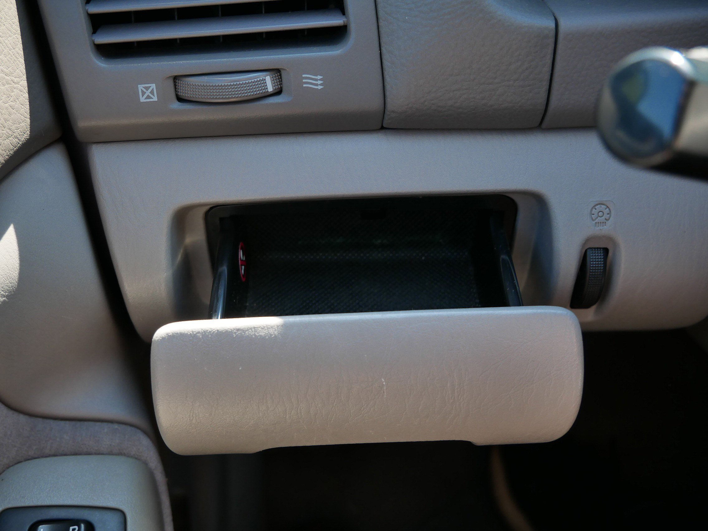 2004 Toyota Camry LE photo 23