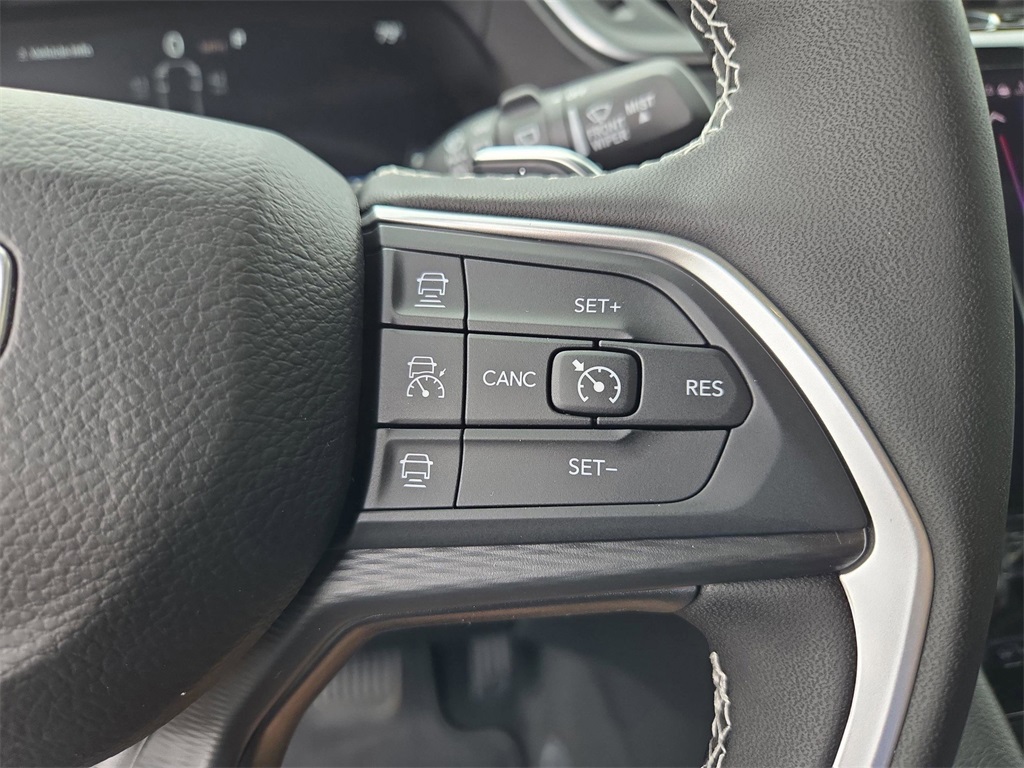 2025 Jeep Grand Cherokee Laredo photo 18