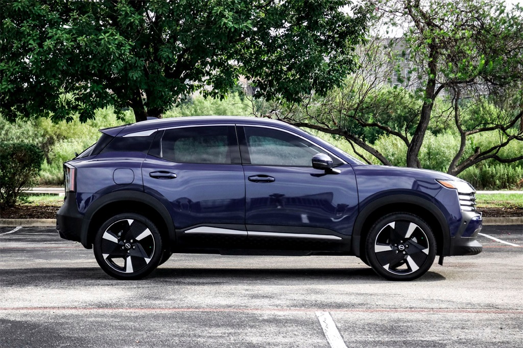 2025 Nissan Kicks SR photo 4