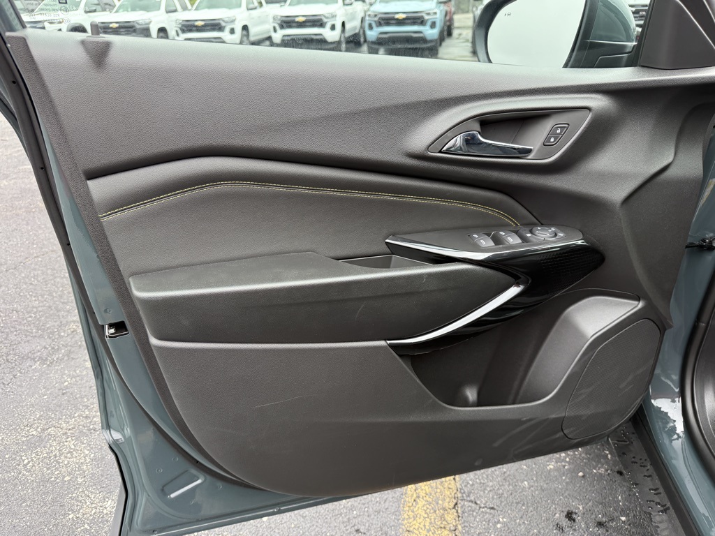2025 Chevrolet Trax LT photo 9