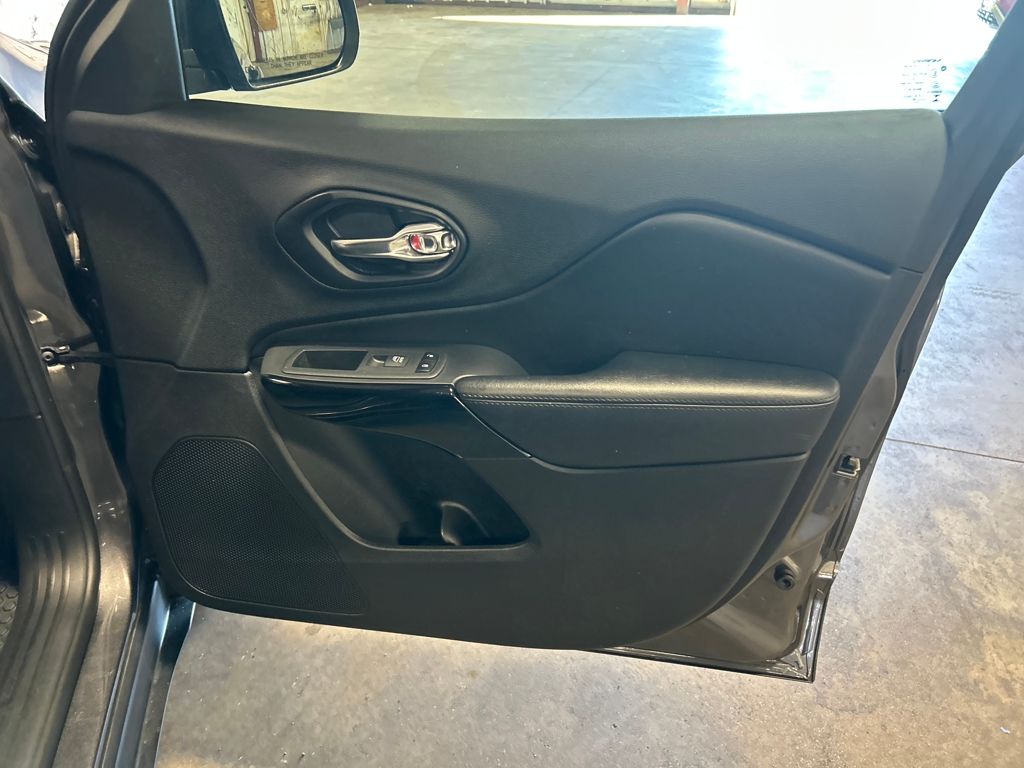 2020 Jeep Cherokee Altitude photo 24