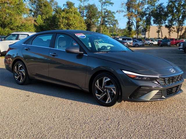 2024 Hyundai Elantra SEL Convenience photo 4