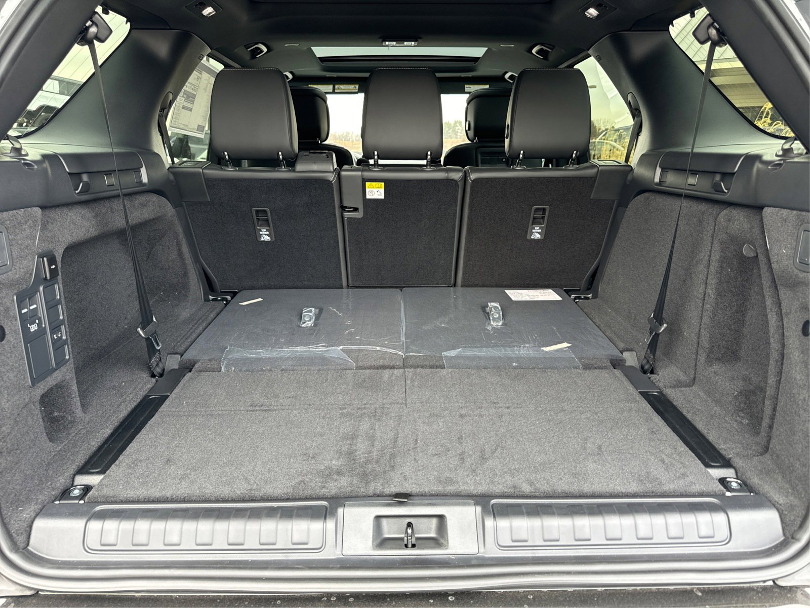 New 2025 Fuji White Land Rover Dynamic SE image 11