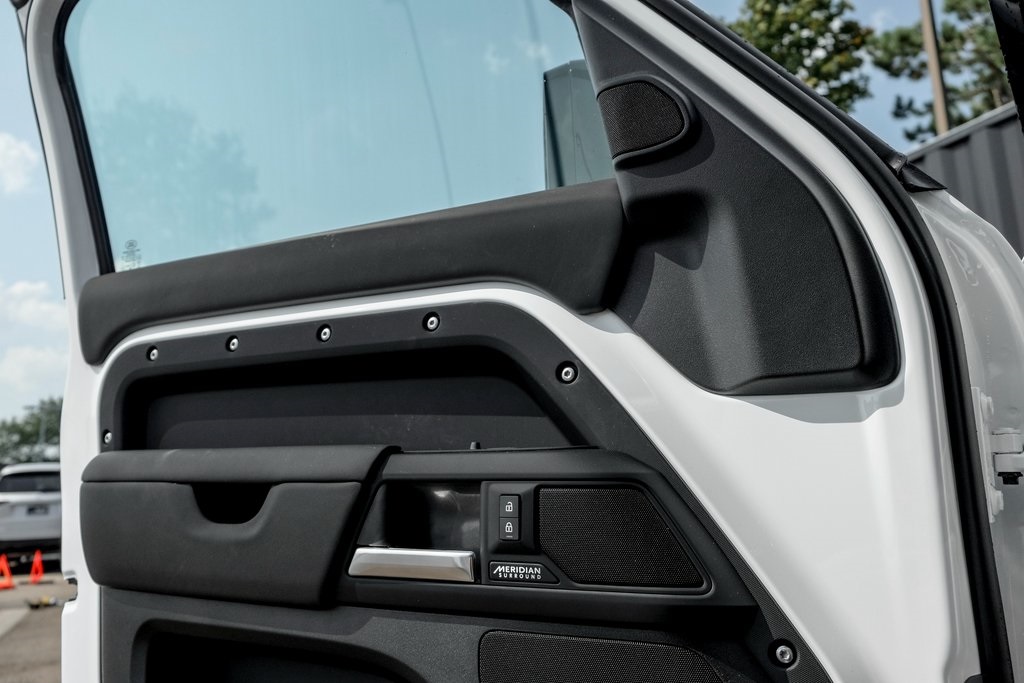 2025 Land Rover Defender 110 X-Dynamic SE photo 11