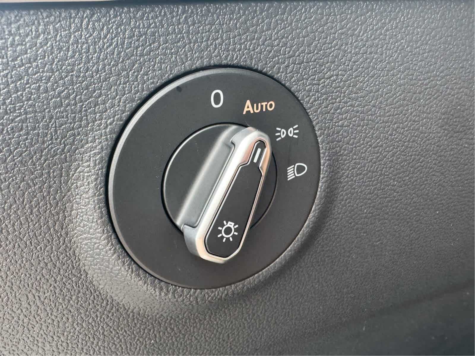 2025 Volkswagen Taos SE photo 12