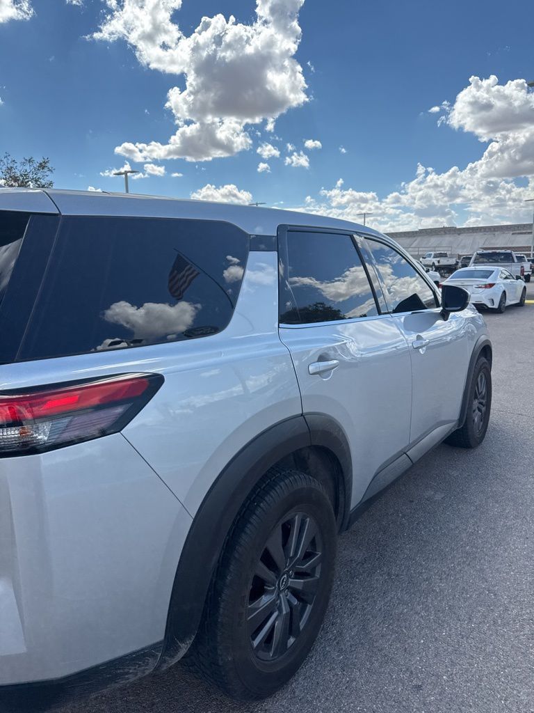 2022 Nissan Pathfinder S photo 25