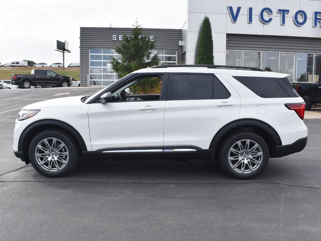 2025 Ford Explorer photo 2