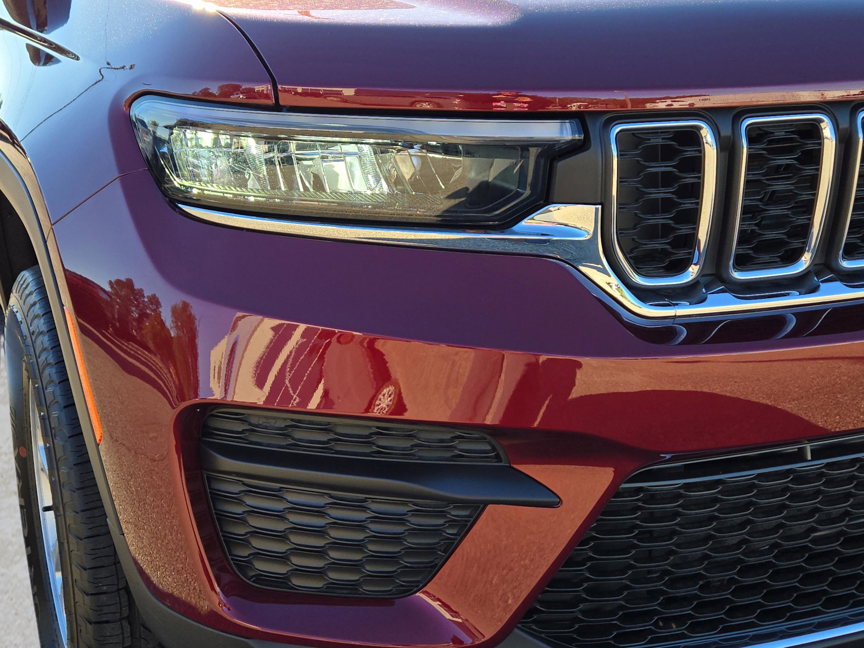 2025 Jeep Grand Cherokee Laredo photo 3