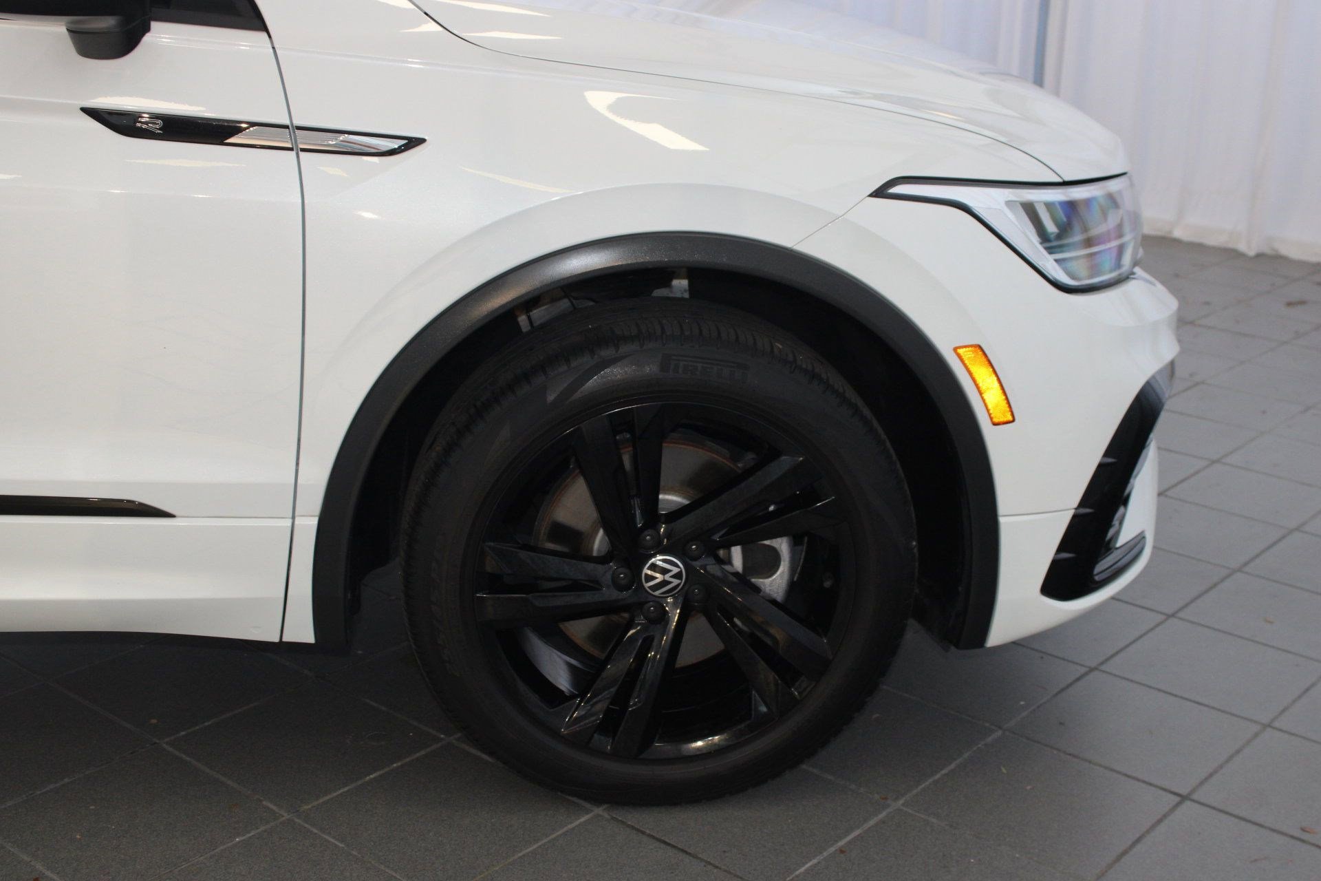 2023 Volkswagen Tiguan SE R-Line Black photo 11