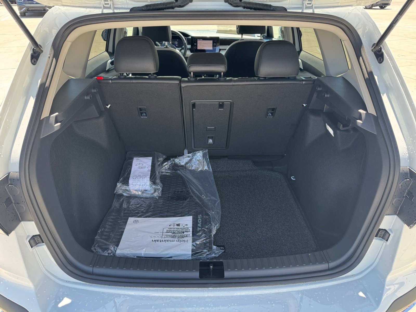 2025 Volkswagen Taos SE photo 4