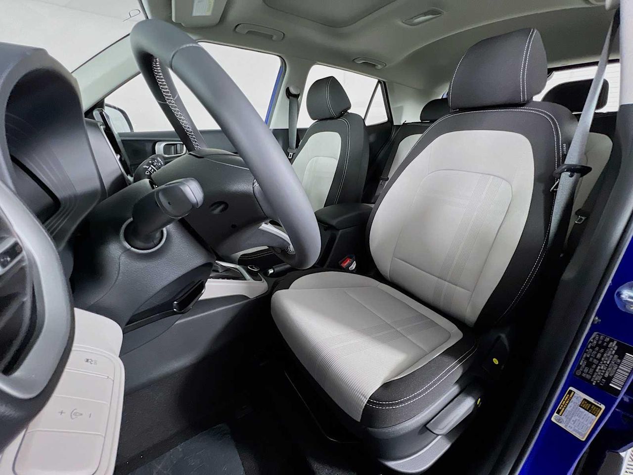 2025 Hyundai Venue SEL photo 11