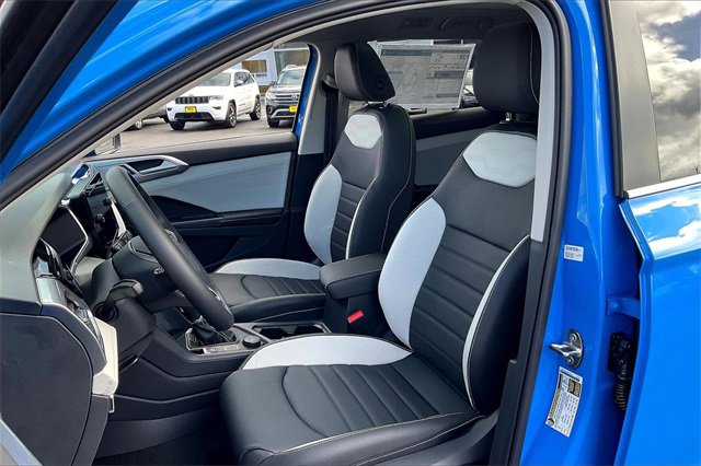 2025 Volkswagen Taos SEL photo 10