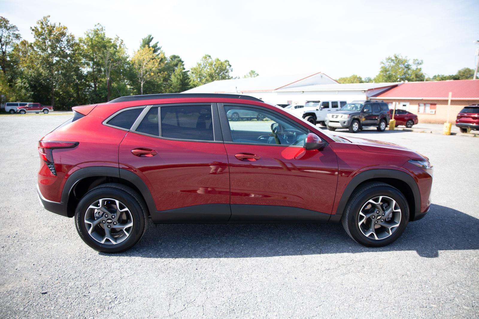 2024 Chevrolet Trax LT photo 2