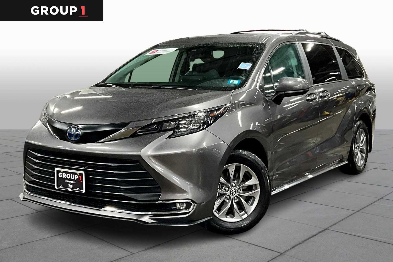 2024 Toyota Sienna XLE's photo