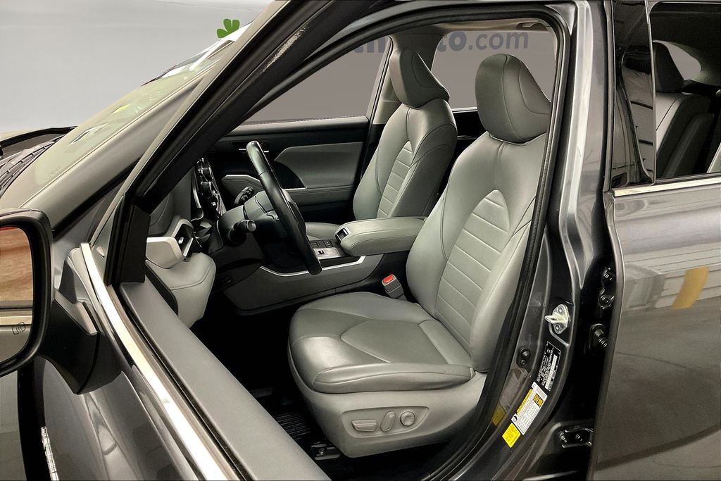2021 Toyota Highlander Hybrid XLE photo 24