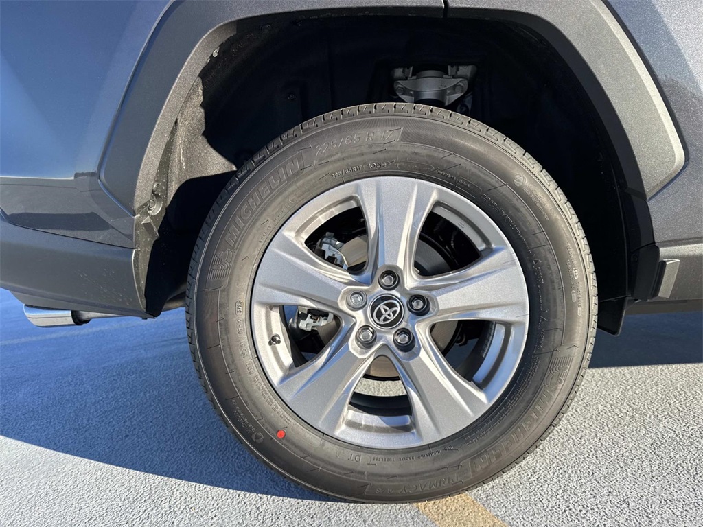 2025 Toyota RAV4 XLE photo 4