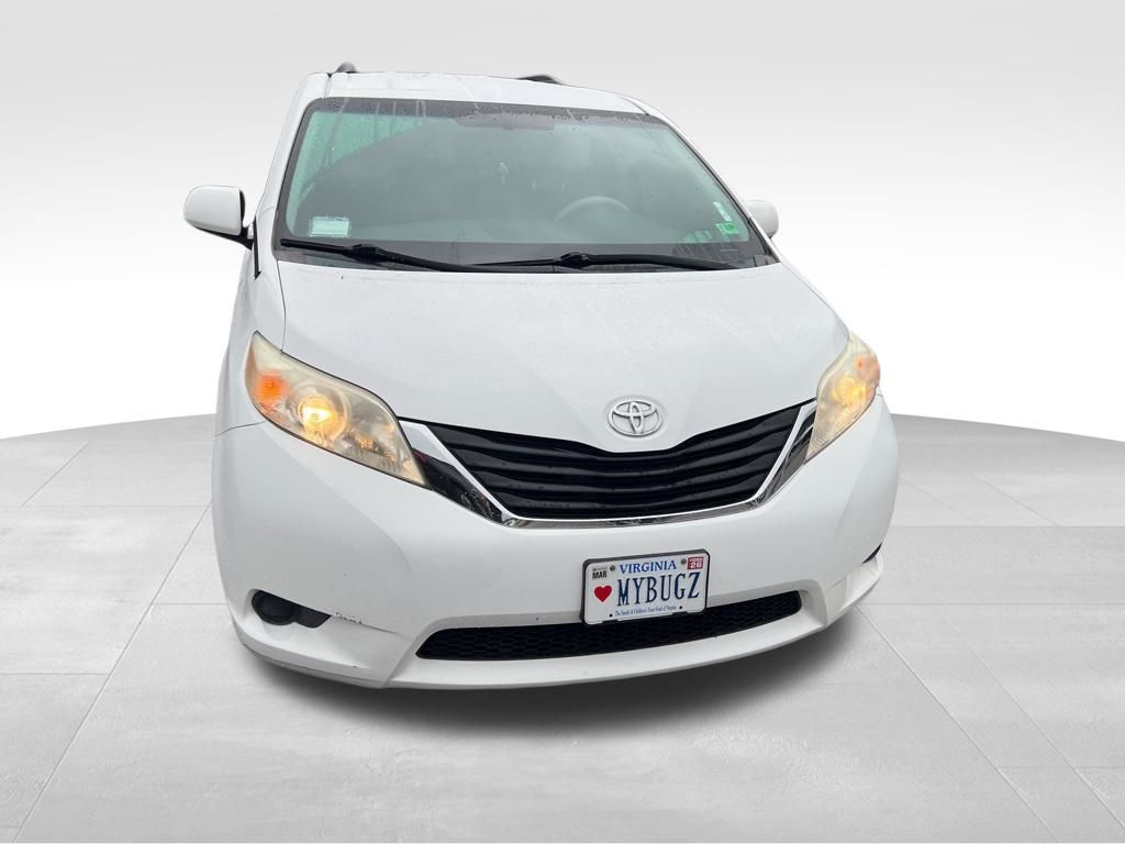 2014 Toyota Sienna LE photo 7