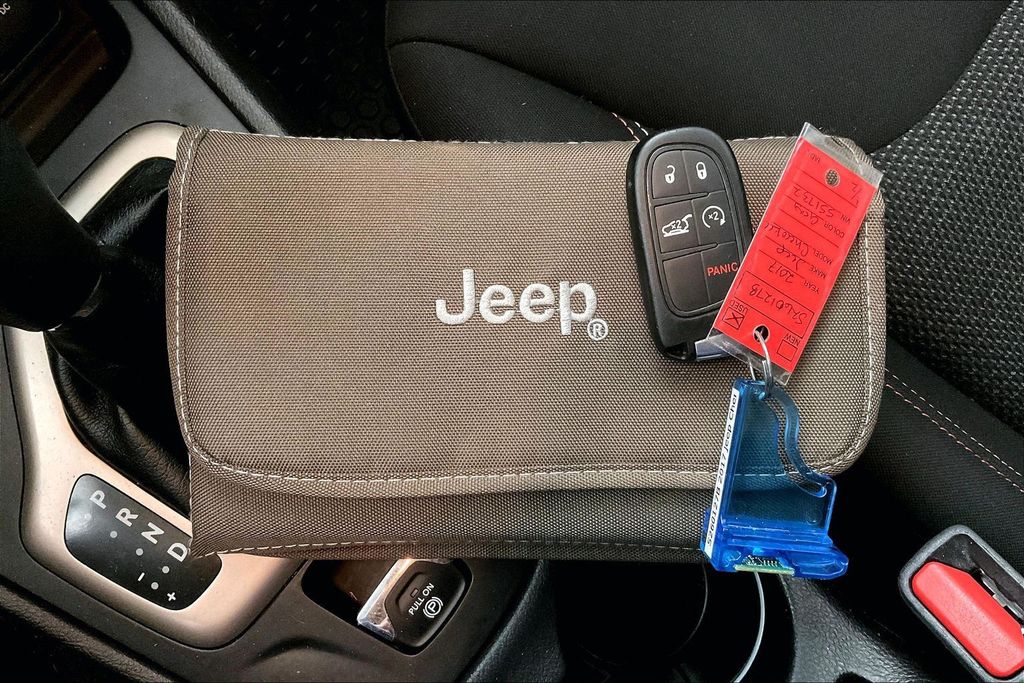 2017 Jeep Cherokee 80th Anniversary Edition photo 2