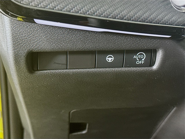 2025 Nissan Kicks SR photo 11