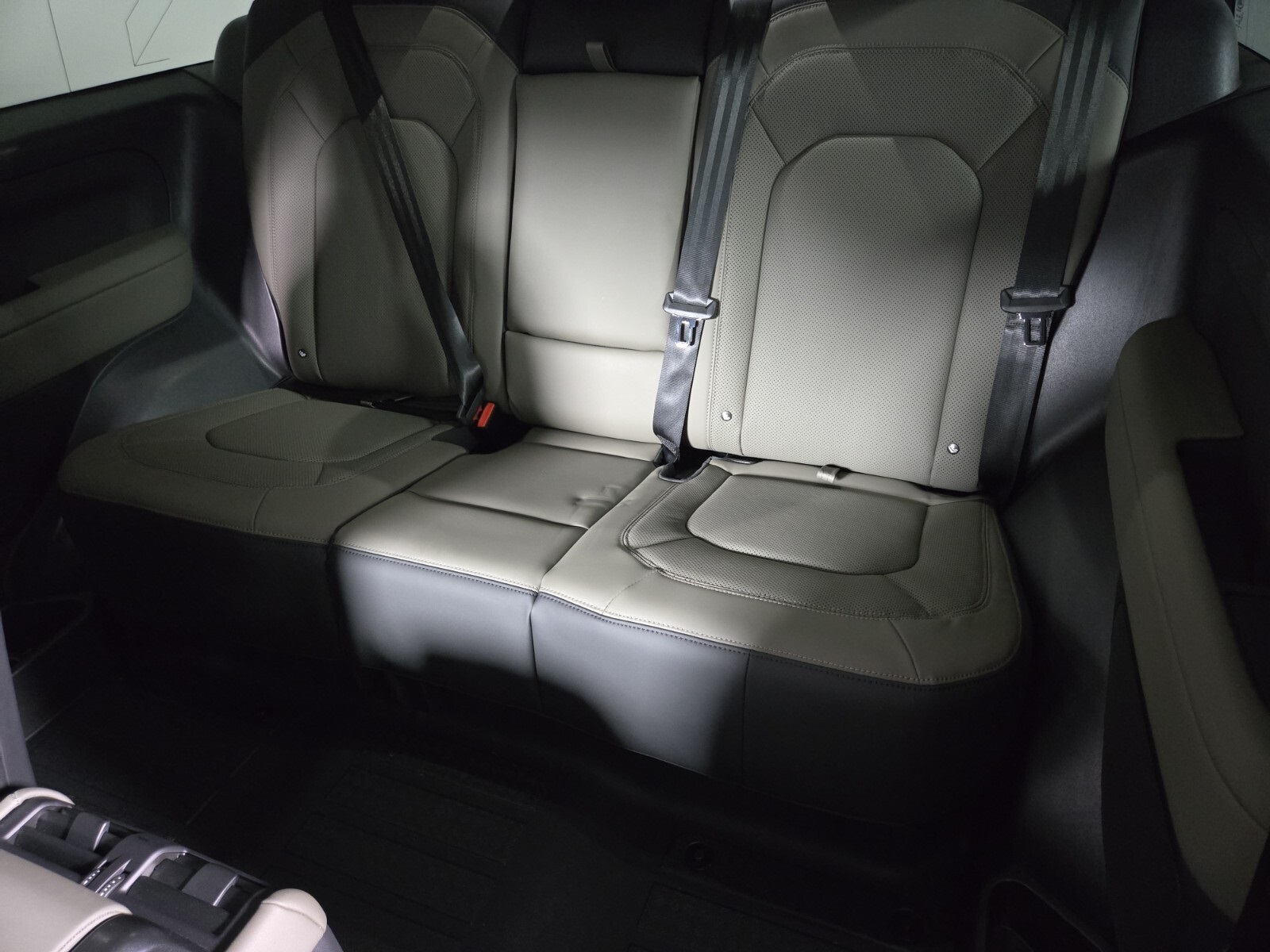 2025 Land Rover Defender X-Dynamic SE photo 5