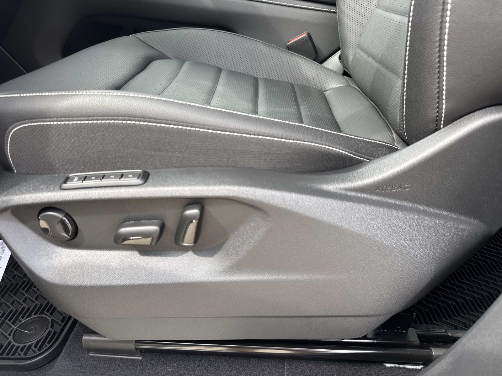 2026 Volkswagen Atlas Cross Sport SEL R-Line photo 8