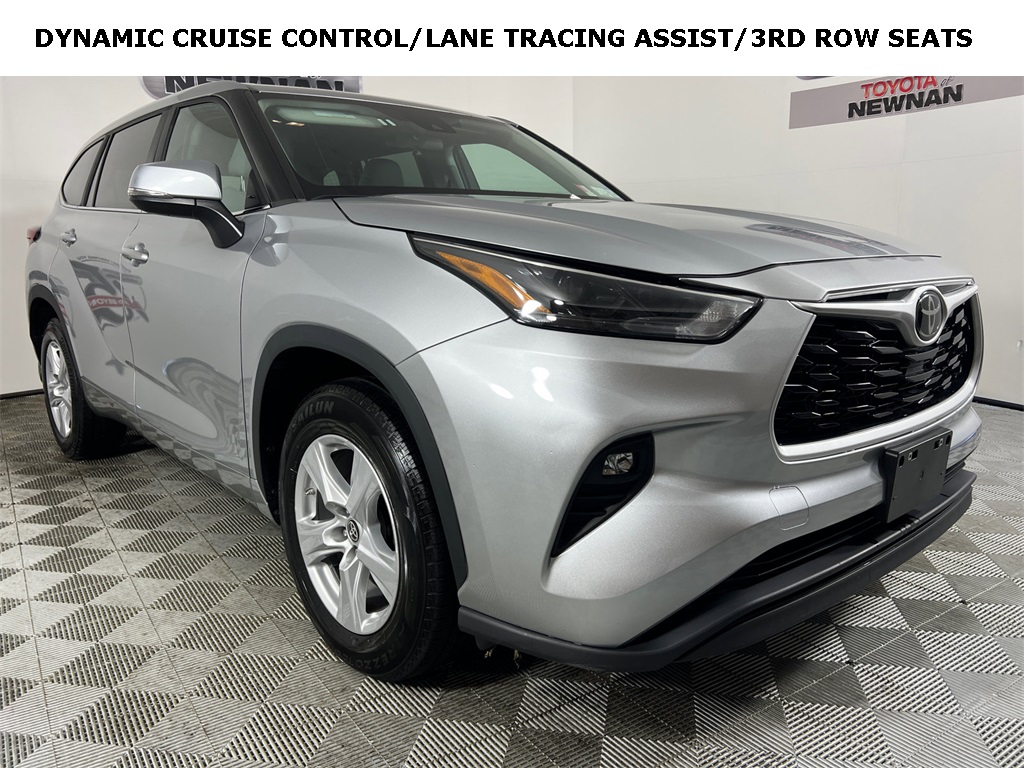 2023 Toyota Highlander LE's photo