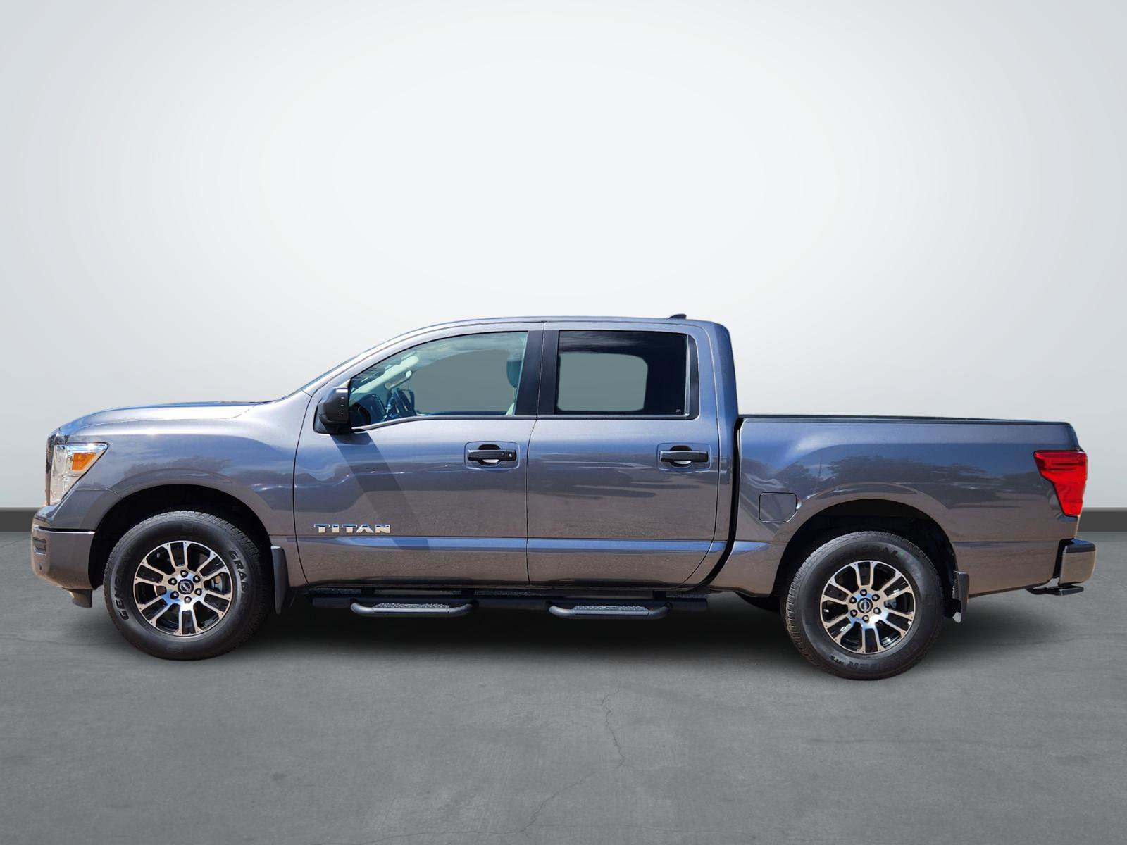 2024 Nissan Titan SV Crew Cab photo 2