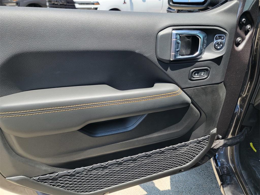 2025 Jeep Wrangler Sahara photo 8