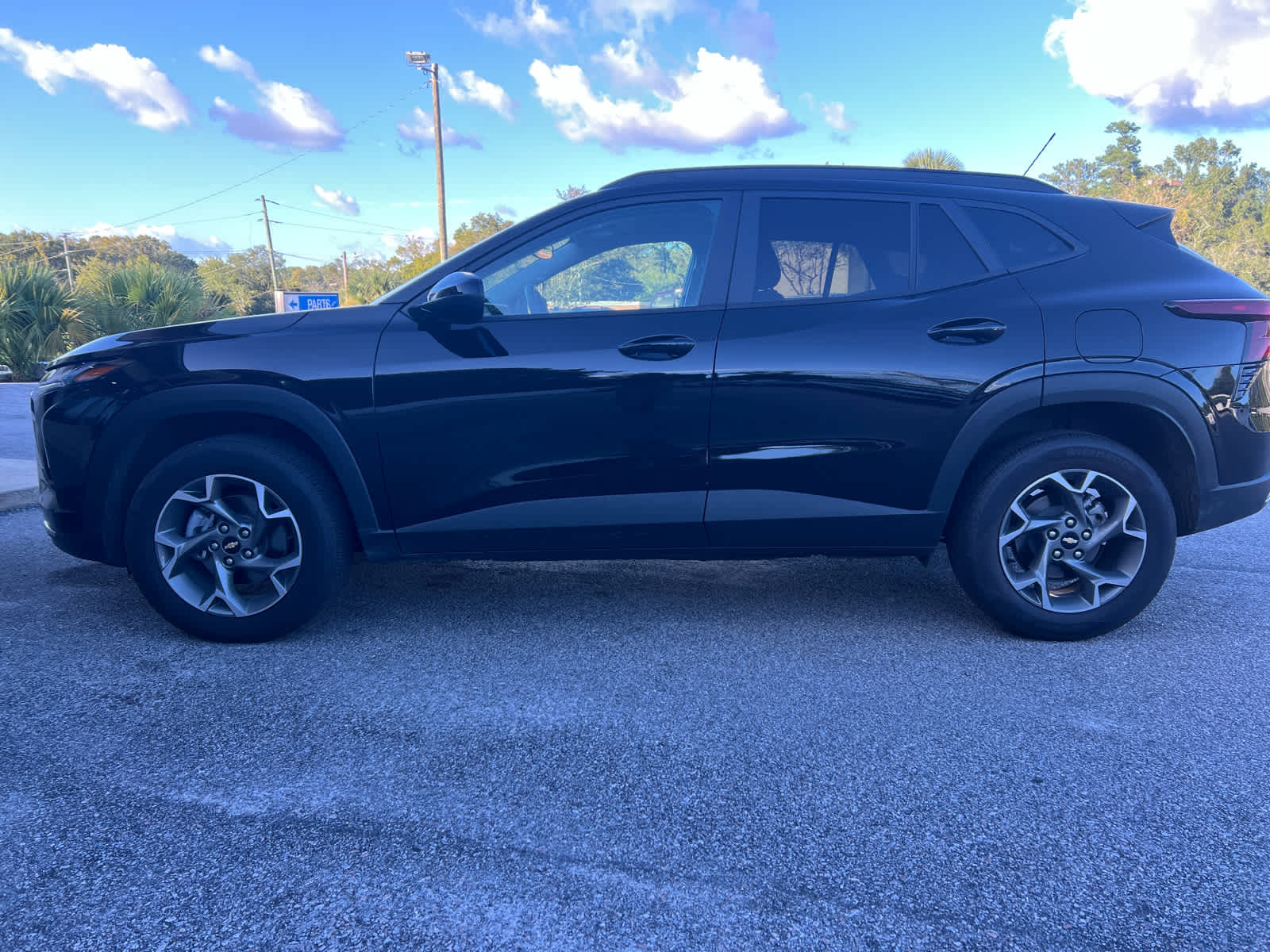 2025 Chevrolet Trax LT photo 2