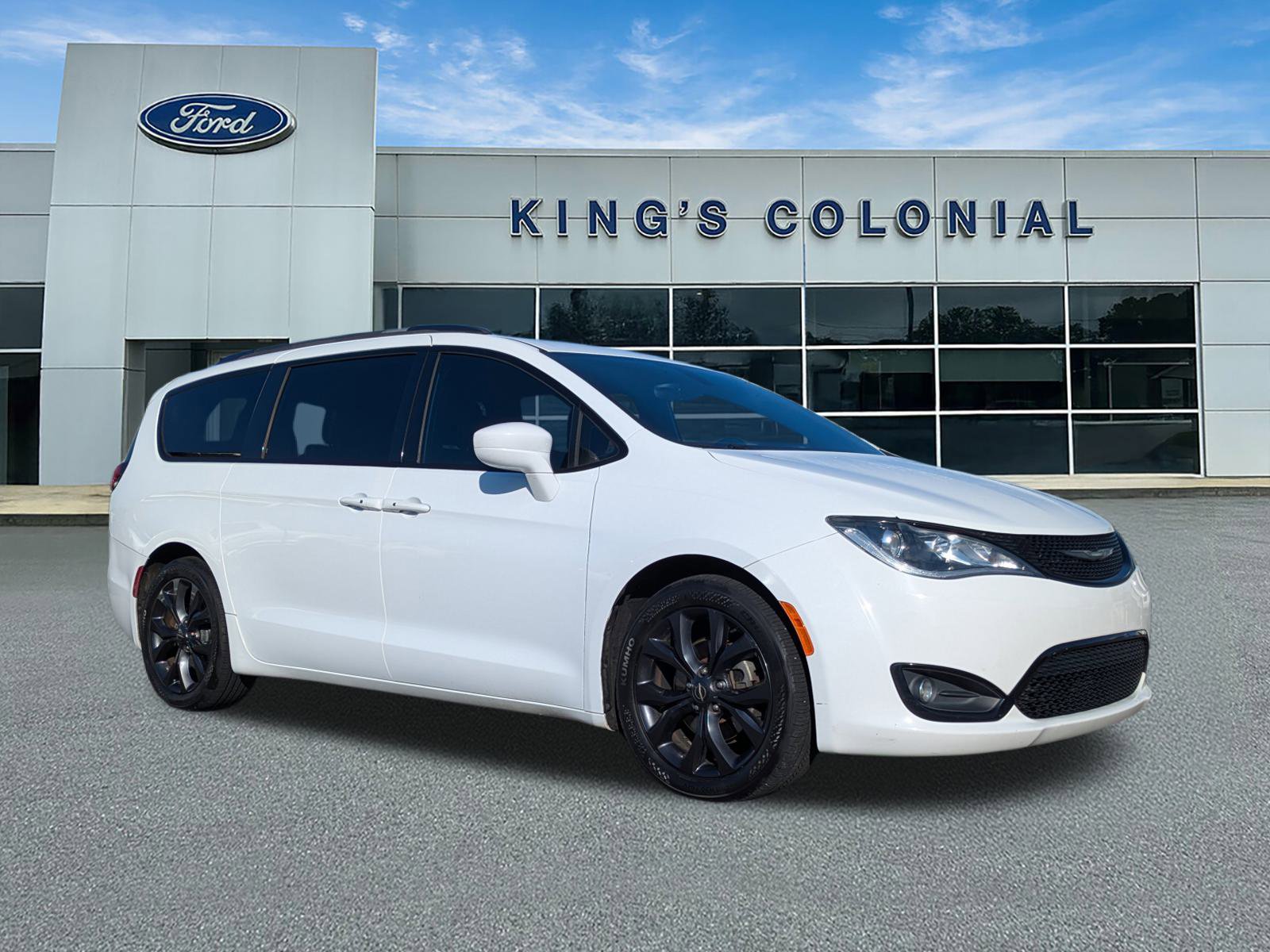 2018 Chrysler Pacifica Touring L's photo