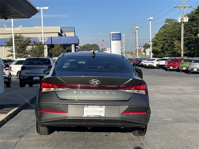 2024 Hyundai Elantra SE photo 4