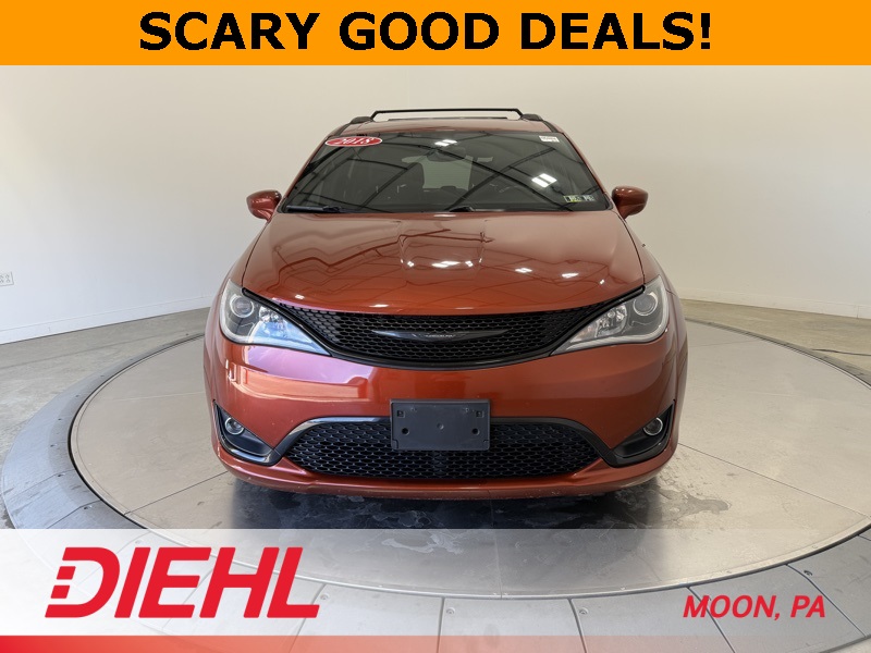 2018 Chrysler Pacifica Touring L photo 2