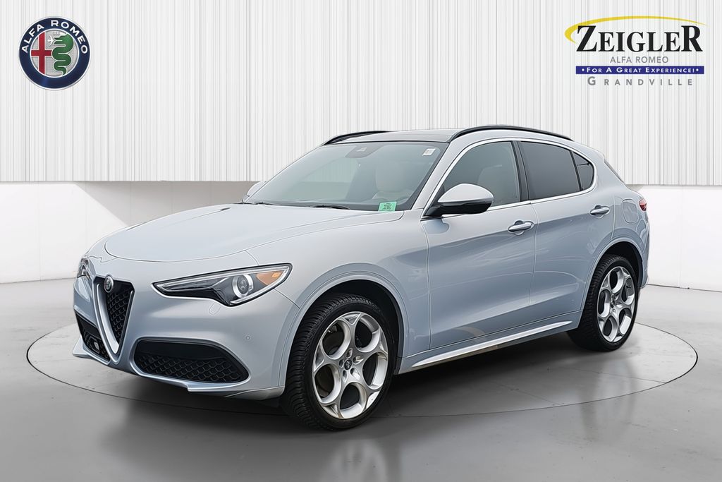 2023 Alfa Romeo Stelvio Lusso's photo