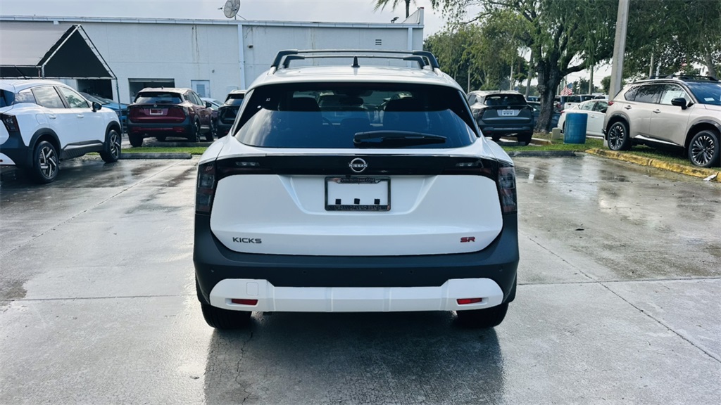 2026 Nissan Kicks SR photo 3