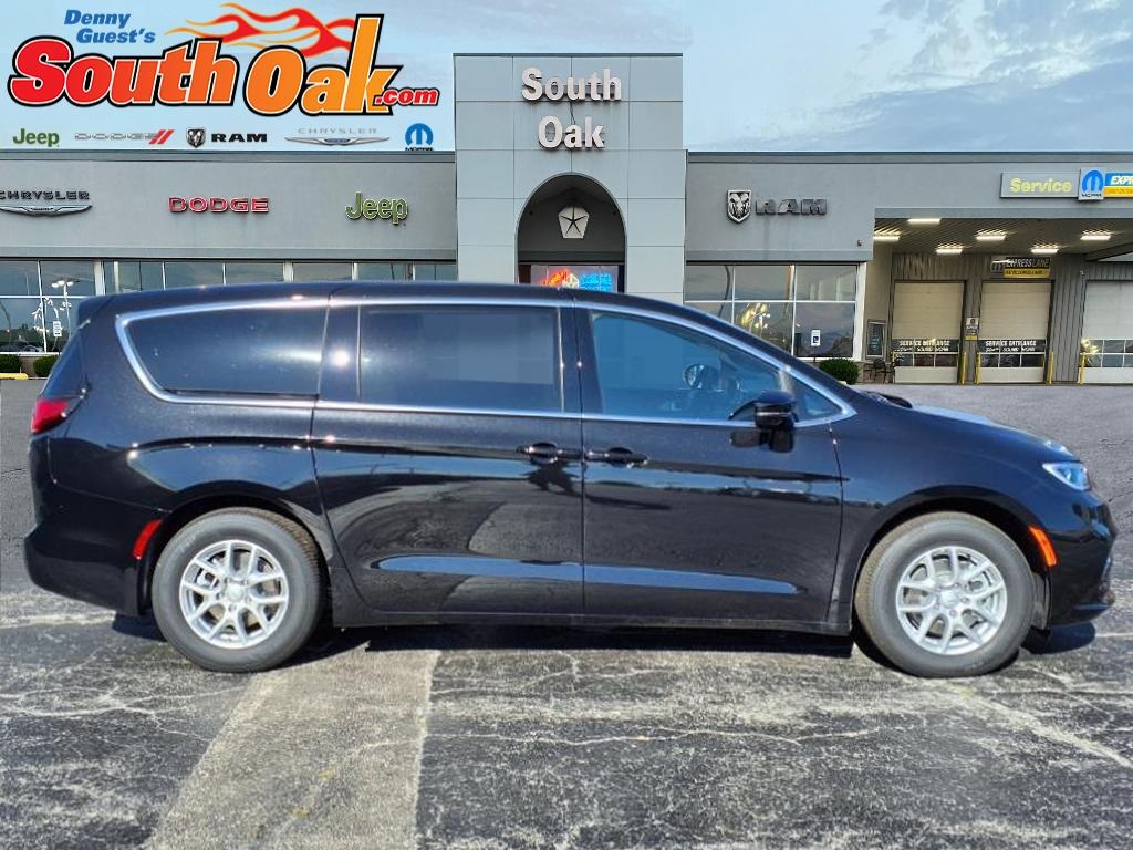 2026 Chrysler Pacifica photo 2