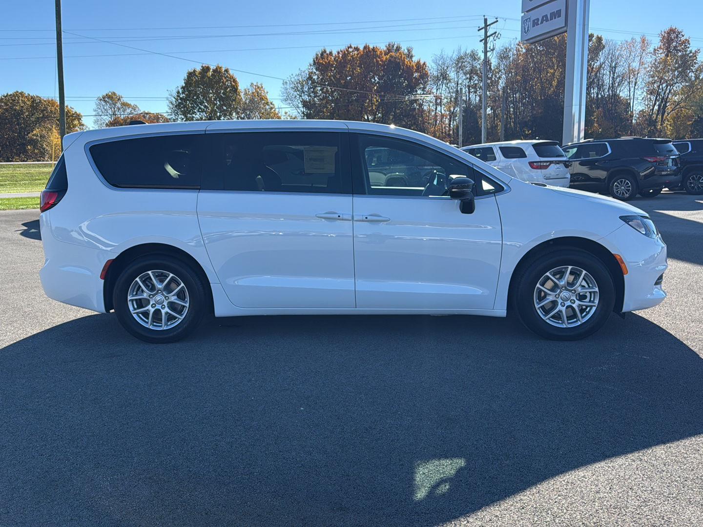 2026 Chrysler Voyager LX photo 4